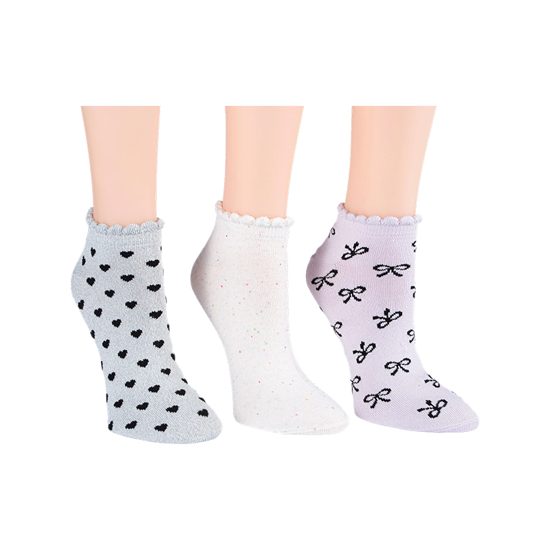 Calcetines de corte bajo de 3 piezas con lazo A/O, motas de arcoíris y A/O Heart Scallo