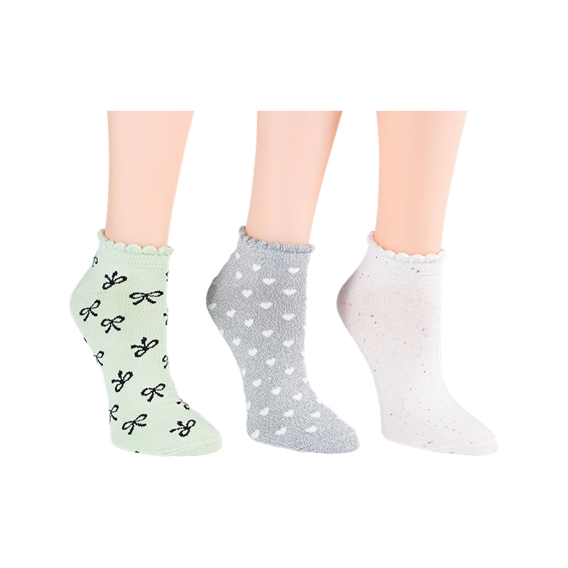 Calcetines de corte bajo de 3 piezas con lazo A/O, motas de arcoíris y A/O Heart Scallo